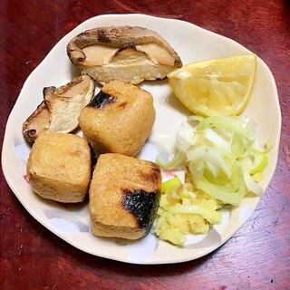 一口栃尾揚げと焼き椎茸の塩ネギごま油の薬味添え。